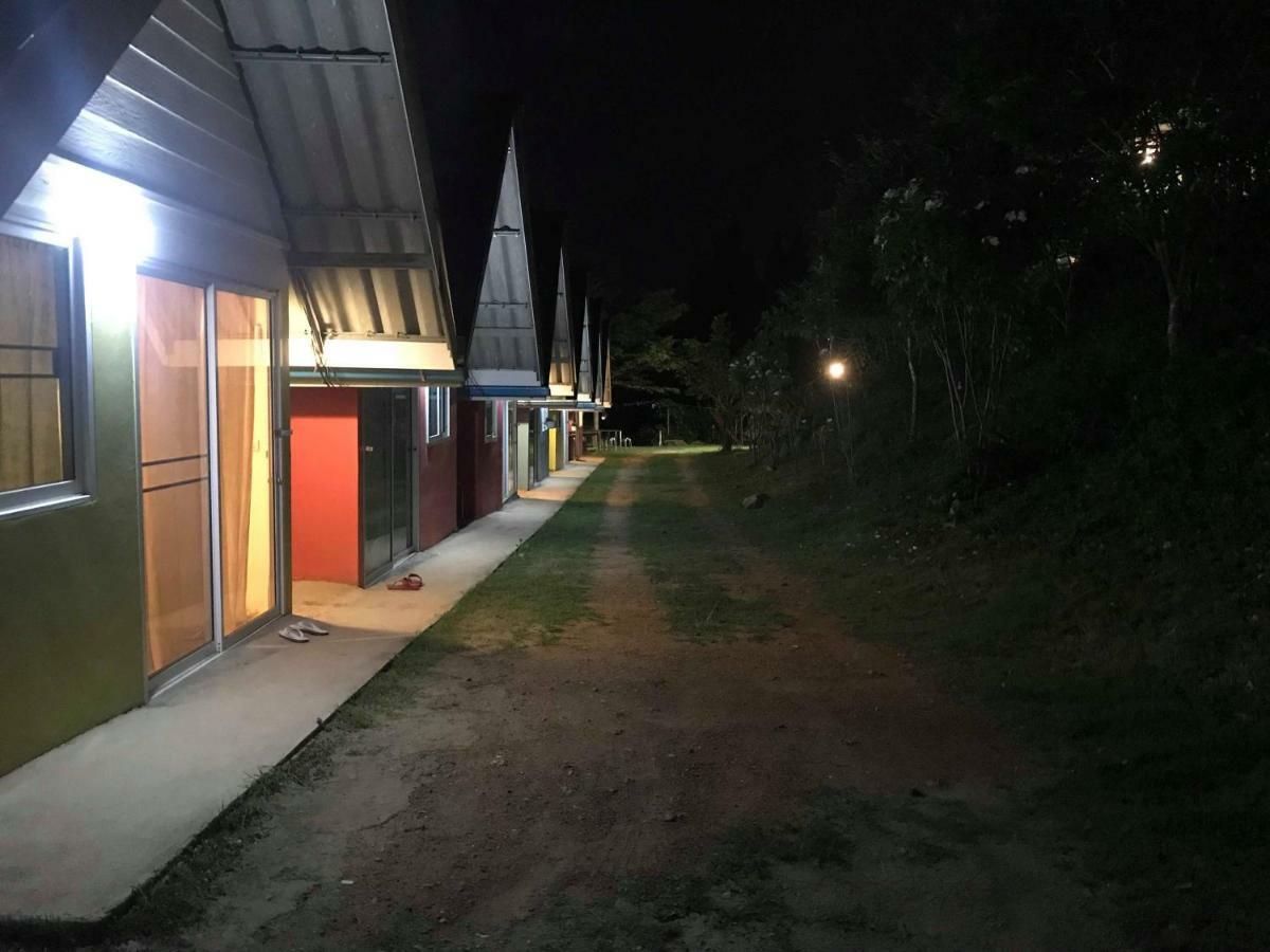 Baan Rai Pray Rung Kaeng Krachan Ban Tha Ling Lom Exterior photo